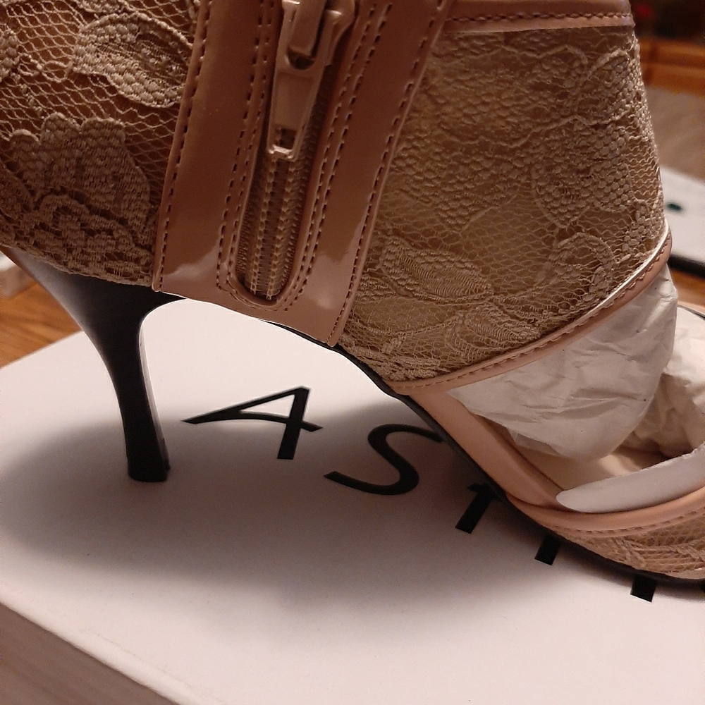 Shoes - Picture 9 of 16
